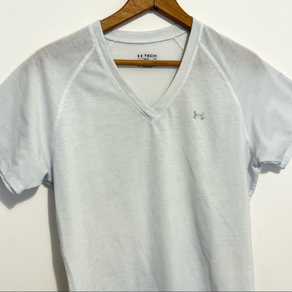 Under Armour Tech Heat Gear Loose Athletic Tee Womens Size Medium - Picture 3 of 7